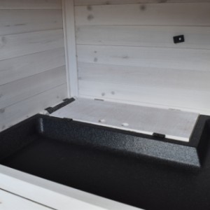 L'étage supérieur du clapier pour lapin Regular Medium est verrouillable