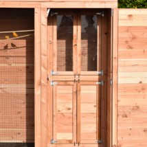 Volière Flex 3+.1+ possède 4 petites portes dans l’abri de nuit