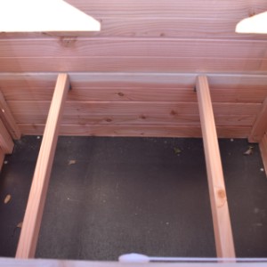 Poulailler Chicky 2 est équipée avec 2 perchoirs