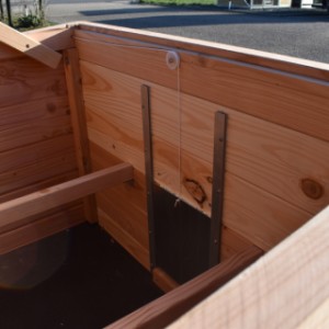 Poulailler Chicky 2 est équipée avec une porte en aluminum