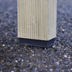 Le poulailler Chicky 2 est doté de protections en plastique sous les pieds, offrant une protection contre l’humidité ascendante