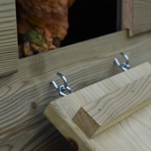 Le poulailler Chicky 2 est équipé d’une rampe facile à (dé)monter