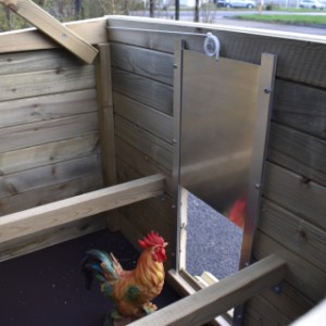 Poulailler Chicky est équipée avec un porte coulissante en aluminum