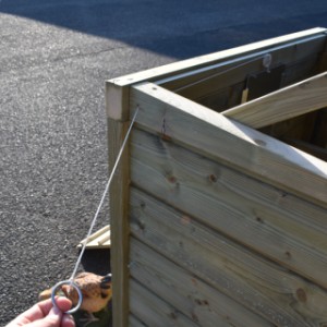 La trappe du poulailler Chicky peut être commandée depuis l’extérieur