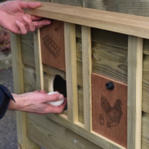 Le poulailler Chicky 2 est équipé de trappes latérales pratiques, ce qui permet de ramasser facilement les œufs