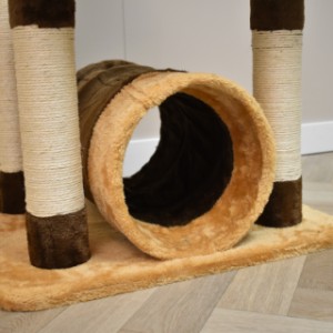Le griffoir Kimo est doté d'un tunnel amusant pour votre chat