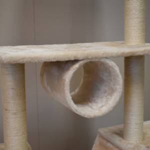 Arbre à chat Katinka est équipée avec poteaux à griffer de sisal