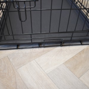 La cage pour chien est équipée d’un bac en plastique