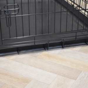 La cage pour chien noire XXL est équipée d'un bac en plastique noir