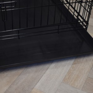 Le cage pour chien Strong L a un bac en plastique amovible