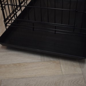 Le caisse de transport pour chien Strong M est équipée avec un bac en plastique