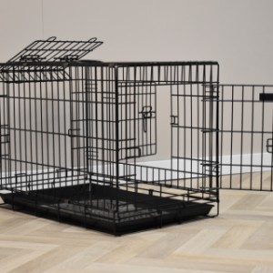 La cage grillagée Strong M possède 2 portes et une trappe rabattable