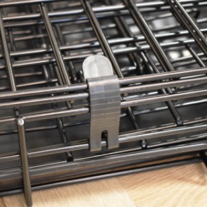 La cage pour chien Strong XL est équipée d’un clip en plastique afin de rester pliée