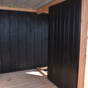 Le poulailler Belle 1 dispose d'une large ouverture entre le poulailler de nuit et l'enclos