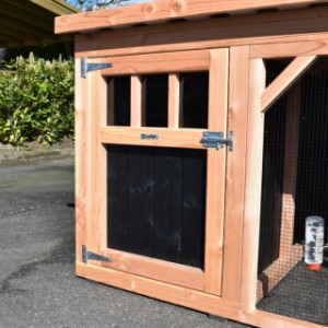 Poulailler Belle | La grande porte du dortoir est équipée d’une petite fenêtre