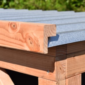 Niche pour chien Isa 1 – la face avant du toit est soigneusement finie