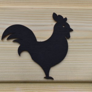 Le détail du coq sur la porte apporte une touche supplémentaire de charme au poulailler Eggy avec 2 pondoirs !