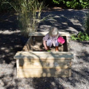 Bac à sable Compact L, parfait pour un petit jardin ou espace de jeu où l’on joue en grand.