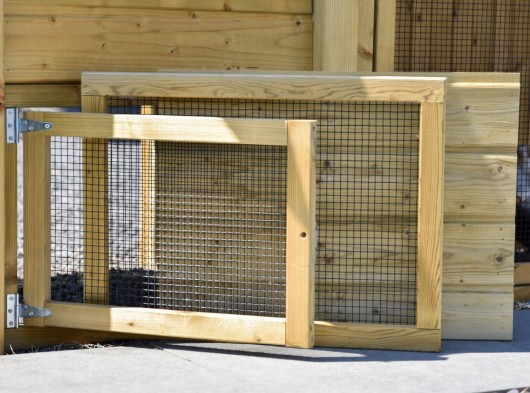3 panneaux, 1 porte, 1 grillage, 1 bois