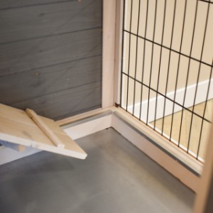 Cage pour lapin Beau est équipée avec une tiroir en zinc