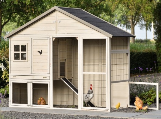 Poulailler Holiday Large est moderne, spacieux et de couleur gris clair/beige.