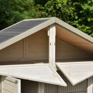 Le clapier Holiday Large dispose d’un espace de rangement pratique sous le toit, accessible par l’avant.