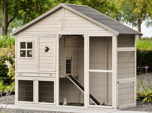 Clapier Holiday Large est moderne, spacieux et de couleur gris clair/beige.
