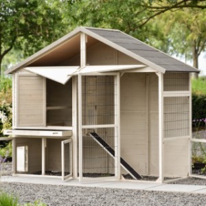 Le clapier pour lapin Holiday Large a plusieurs ouvertures