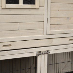 Le poulailler Holiday Large a une profond tiroir en plastique