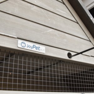 Le nichoir de la volière murale Matty Large peut être fermé de l’extérieur