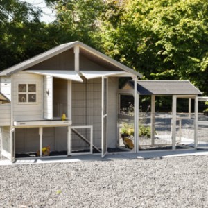 Le poulailler Holiday Large a plusieurs portes