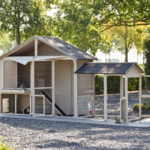 Le clapier pour lapin Holiday Large a plusieurs ouvertures