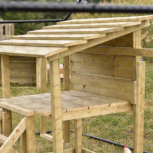 Sur la plateforme du jeu pour poules, les poules peuvent se reposer agréablement.