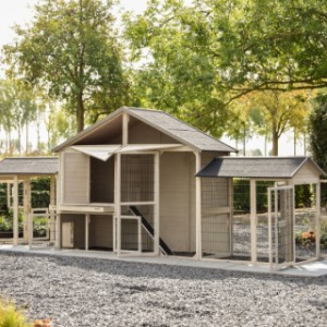 Le poulailler Holiday Large a plusieurs ouvertures