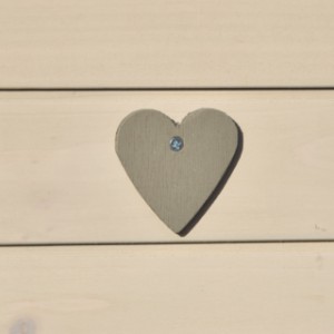 Le clapier pour lapin Annemieke a un petit coeur en bois