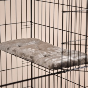 La cage pour chat Level possède 3 doux plateaux de repos.