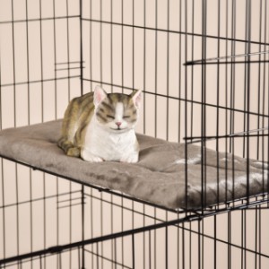 Sur les doux plateaux de repos de la cage pour chat Lift, vos chats peuvent se détendre merveilleusement !