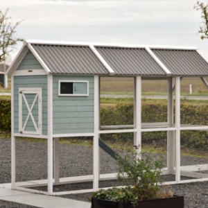 Jetez un coup d’œil à l’arrière de l’abri pour lapins Alexia.