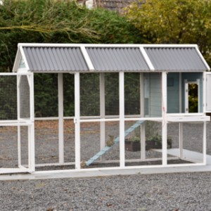 L’abri pour lapins Alexia possède de nombreuses portes pratiques.