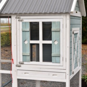 Grâce à la fenêtre dans la porte du poulailler Alexia, vous pouvez voir vos poules.