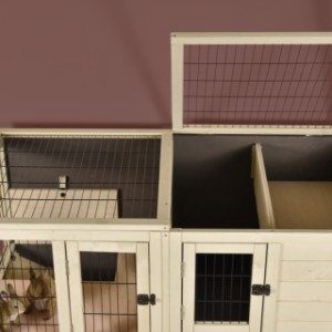 Grâce au toit rabattable, vous accédez facilement au espace de rangement du clapier Bobby.