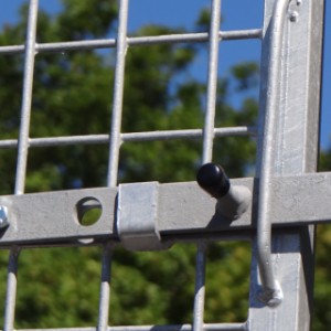 Le parc à chiots est équipé d’un verrou robuste