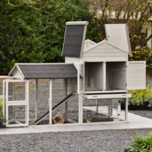 Le Prestige Medium avec enclos en light-grey possède de nombreuses portes et trappes pour un nettoyage facile.