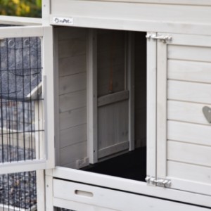 L’abri de nuit et l’enclos du Prestige Medium peuvent être fermés séparément l’un de l’autre.