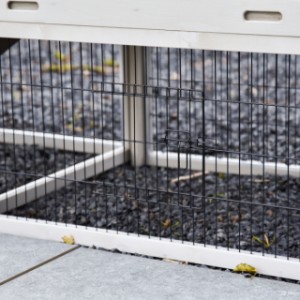 Le panneau grillagé sous le dortoir du Prestige Medium dispose d’une petite porte.