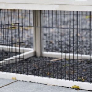 Le panneau grillagé sous le dortoir du Prestige Medium dispose d’une petite porte.