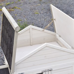 Sous le toit articulé du Prestige Medium se trouve un pratique espace de rangement.