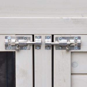 Le clapier Prestige Large dispose de doubles fermetures de porte