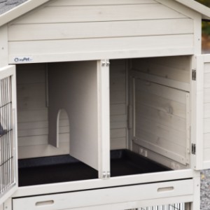 Dans l’abri de nuit du clapier Prestige Medium, les lapins peuvent se reposer à l’abri.