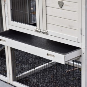 L’abri de nuit du Prestige Medium est équipé d’un tiroir coulissant pratique en plastique.